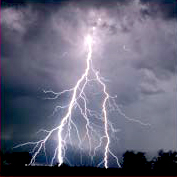 La force électrique régit les phénomènes comme la foudre et intervient dans l’interaction électromagnétique. © PhotoDisc